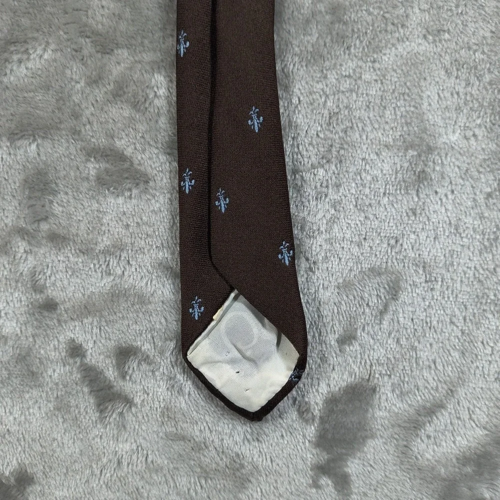 Oscar de la Renta tie gently